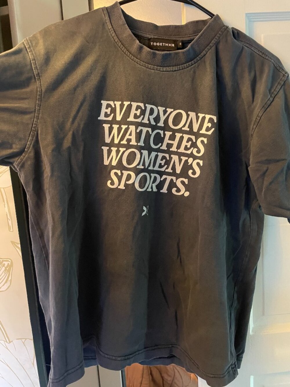 Original TOGETHXR T-Shirt Everyone Watches Women's Sports EWWS Nike - Picture 2 of 2